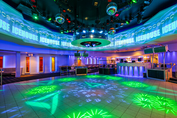 DSC0452 
 Oceana Nightclub - Birmingham, UK
Copyright - Richard Southall 
 Keywords: Oceana, Nightclub, Birmingham, UK, club, disco, alpen, bar, dance, venue, late, night, deltic, luminar, rekom, Copyright, Richard, Southall, emphasis, photography, photographer