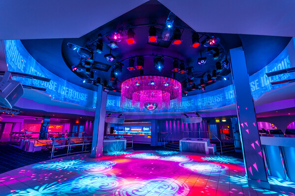 DSC6513 
 Oceana Nightclub - Milton Keynes, UK
Copyright - Richard Southall 
 Keywords: Copyright, Milton Keynes, Nightclub, Oceana, Richard, Southall, architectural, club, emphasis, exterior, interior, late, leisure, luminar, night, photographer, photography, uk, venue